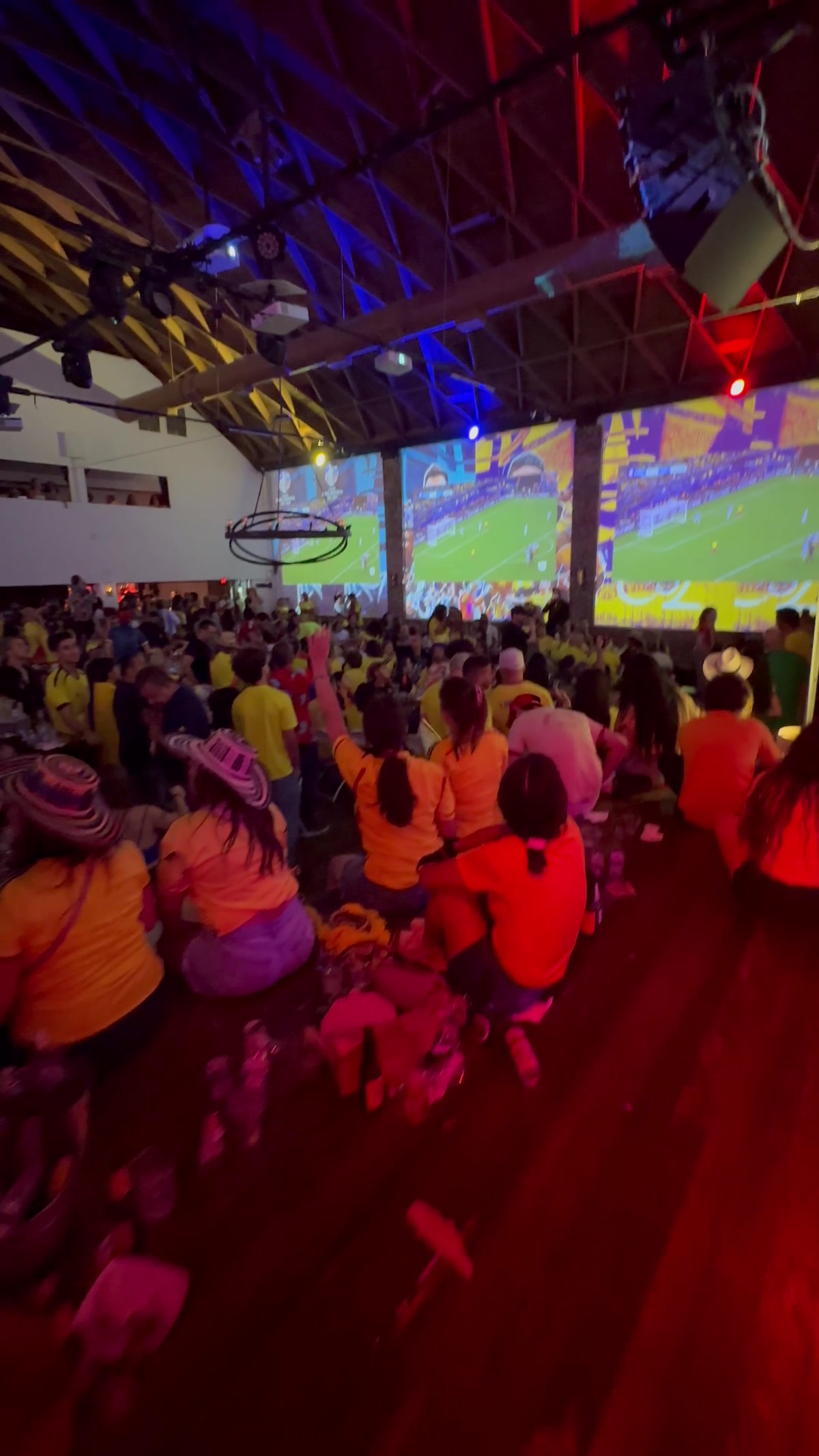 Electric atmosphere at La Hinchada event